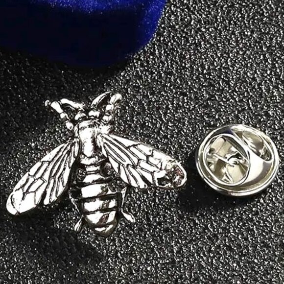 Bee Pin Brooch Stylish Silver Metal Bumble Honey Insect Stylish Simple Glam NEW - Picture 3 of 4